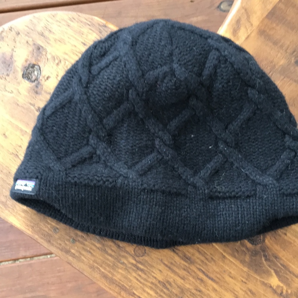 Black wool Patagonia hat- fleece lined woman one